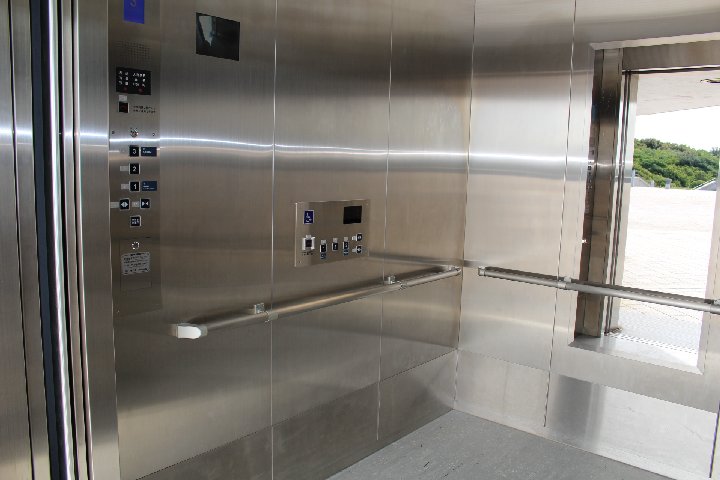 エレベーターの内部写真